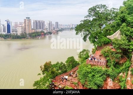 Leshan, China - 28. September 2017: Wunderbarer Blick auf die Stadt und den Zusammenfluss von Min und Dadu vom Leshan Riesenbuddha. Stockfoto