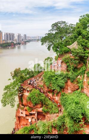 Leshan, China - 28. September 2017: Wunderbarer Blick auf die Stadt und den Zusammenfluss von Min und Dadu vom Leshan Riesenbuddha. Stockfoto