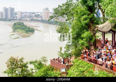 Leshan, China - 28. September 2017: Wunderbarer Blick auf die Stadt und den Zusammenfluss von Min und Dadu vom Leshan Riesenbuddha. Stockfoto