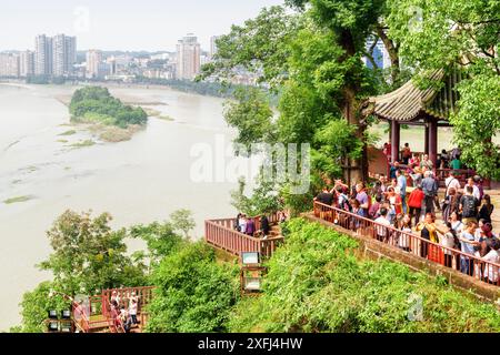 Leshan, China - 28. September 2017: Wunderbarer Blick auf die Stadt und den Zusammenfluss von Min und Dadu vom Leshan Riesenbuddha. Stockfoto