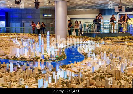 Shanghai, China - 3. Oktober 2017: Besucher sehen im Shanghai Urban Planning Exhibition Center ein riesiges Modell der Stadt. Stockfoto