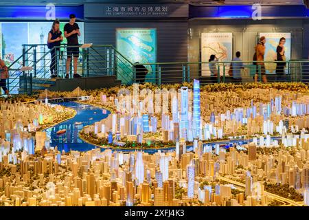 Shanghai, China - 3. Oktober 2017: Besucher sehen im Shanghai Urban Planning Exhibition Center ein riesiges Modell der Stadt. Stockfoto