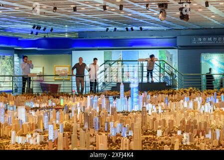 Shanghai, China - 3. Oktober 2017: Besucher sehen im Shanghai Urban Planning Exhibition Center ein riesiges Modell der Stadt. Stockfoto