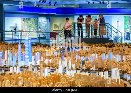 Shanghai, China - 3. Oktober 2017: Besucher sehen im Shanghai Urban Planning Exhibition Center ein riesiges Modell der Stadt. Stockfoto