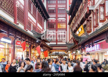 Shanghai, China - 5. Oktober 2017: Menschenmenge auf der Straße der Altstadt an den Nationalfeiertagen. Goldene Woche in China. Stockfoto