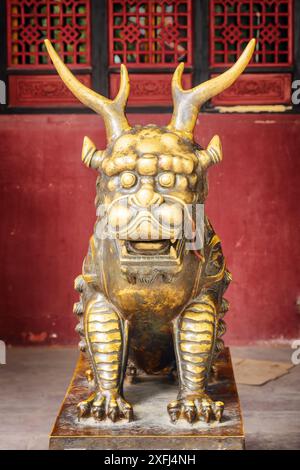 Chengdu, China - 25. September 2017: Erstaunliche Statue des mystischen chinesischen Wächterlöwen auf roter Wand im Wenshu Tempel (buddhistisches Kloster). Stockfoto