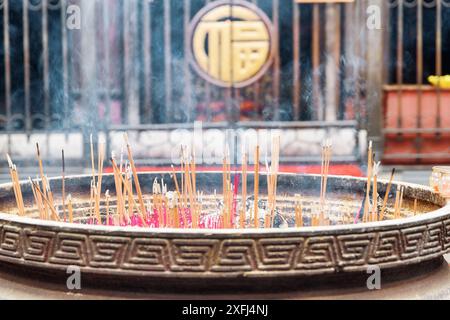 Chengdu, China - 25. September 2017: Nahaufnahme des brennenden Weihrauchs im Wenshu Tempel. Das buddhistische Kloster ist ein beliebtes Touristenziel Asiens Stockfoto