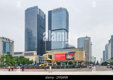 Chengdu, China - 25. September 2017: Malerischer Blick auf moderne Hochhäuser vom Tianfu-Platz aus. Die Renmin South Road befindet sich auf der rechten Seite. Stockfoto