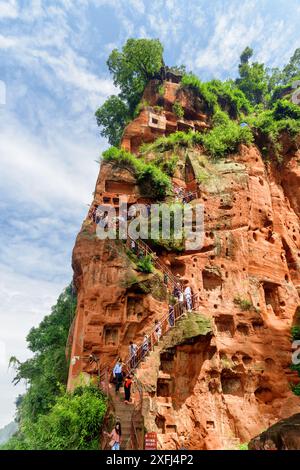 Leshan, China - 28. September 2017: Touristen gehen Treppen hinunter zum Leshan Giant Buddha. Stockfoto