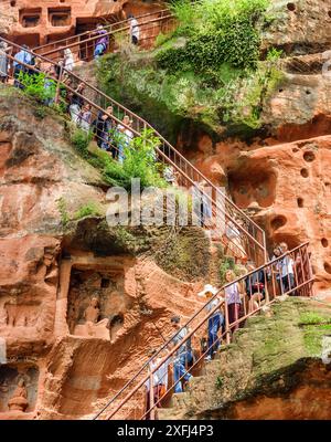 Leshan, China - 28. September 2017: Touristen gehen Treppen hinunter zum Leshan Giant Buddha. Stockfoto