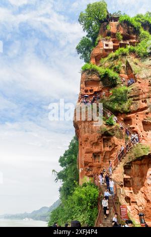 Leshan, China - 28. September 2017: Touristen gehen Treppen hinunter zum Leshan Giant Buddha. Stockfoto