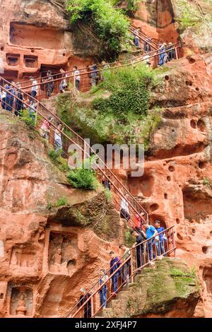 Leshan, China - 28. September 2017: Touristen gehen Treppen hinunter zum Leshan Giant Buddha. Stockfoto