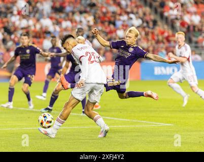 Toronto, Kanada. Juli 2024. Raoul Petretta (Front) von Toronto FC übergibt den Ball während des Major League Soccer(MLS) Spiels 2024 zwischen Toronto FC und Orlando City SC im BMO Field in Toronto, Kanada, am 3. Juli 2024. Quelle: Zou Zheng/Xinhua/Alamy Live News Stockfoto