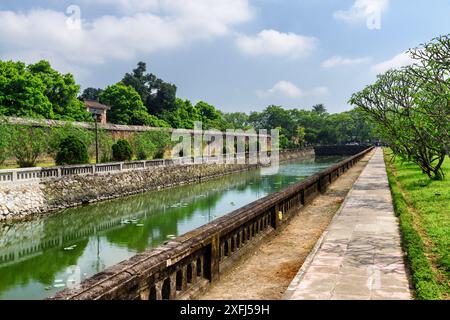 Malerischer Blick auf den Graben rund um die Zitadelle mit der Kaiserlichen Stadt und der lila Verbotenen Stadt in Hue, Vietnam. Stockfoto