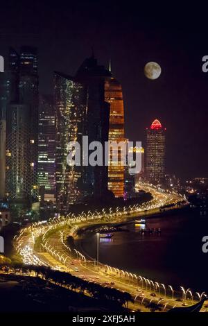 Blick auf das Doha Highrise Gebäude bei Nacht Stockfoto