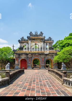 Fantastischer Blick auf das Osttor (Hien Nhon Tor) zur Zitadelle mit der Kaiserlichen Stadt an sonnigen Sommertagen in Hue, Vietnam. Stockfoto