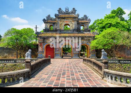 Fantastischer Blick auf das Osttor (Hien Nhon Tor) zur Zitadelle mit der Kaiserlichen Stadt an sonnigen Sommertagen in Hue, Vietnam. Stockfoto