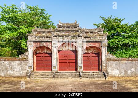 Malerische Aussicht auf das alte Dai Hong Mon Gate auf blauem Himmel Hintergrund an sonnigen Sommertagen. Das Haupttor zum Minh-Mang-Grab in Hue, Vietnam. Stockfoto