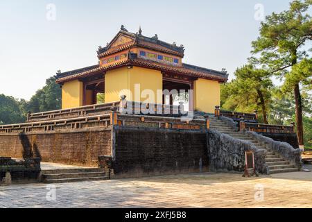 Hauptansicht des Stele Pavillons (BI Dinh) auf blauem Himmel Hintergrund am sonnigen Sommertag am Minh Mang Grab in Hue, Vietnam. Stockfoto