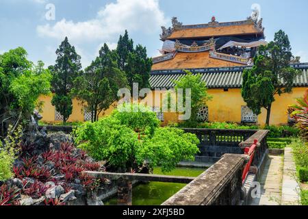 Malerischer Garten und alte Gebäude der lila Verbotenen Stadt in der Kaiserlichen Stadt in Hue, Vietnam. Hue ist ein beliebtes Touristenziel Asiens. Stockfoto