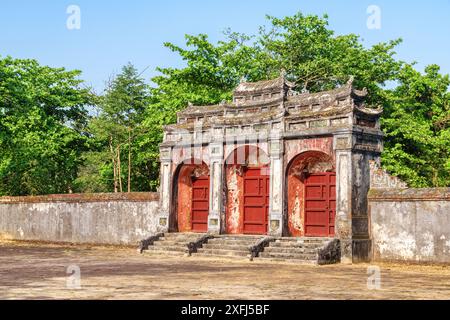 Malerische Aussicht auf das alte Dai Hong Mon Gate auf blauem Himmel Hintergrund an sonnigen Sommertagen. Das Haupttor zum Minh-Mang-Grab in Hue, Vietnam. Stockfoto