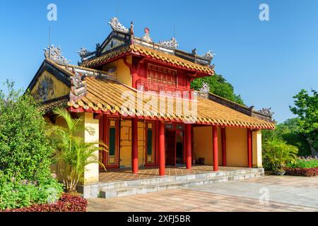 Wunderschöner Blick auf das rot-gelbe Hien Duc Gate auf blauem Himmel Hintergrund am sonnigen Sommertag am Minh Mang Grab in Hue, Vietnam. Stockfoto