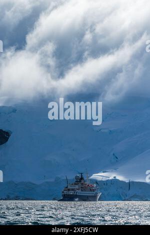 Mikkelsen Hafen, Antarktische Halbinsel - 2. Februar 2024. Antarktis-Touristen nähern sich dem Erkundungsschiff Ocean Adventurer, nachdem sie die Gewässer rund um den Hafen von Mikkelsen erkundet haben. Stockfoto