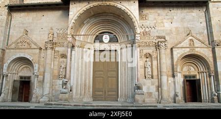 Unterer Abschnitt der Fassade, St. Donnino Kathedrale, Fidenza, Emilia Romagna, Italien. San Donnino oder San Donnino Martyre ist ein katholischer c im romanischen Stil Stockfoto
