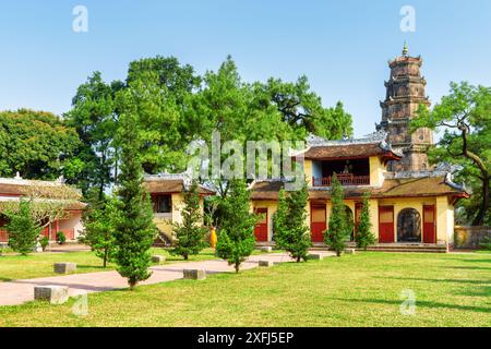 Malerischer Blick auf den Innenhof der Pagode der Himmlischen Dame (Thien Mu Pagode) in Hue, Vietnam. Stockfoto