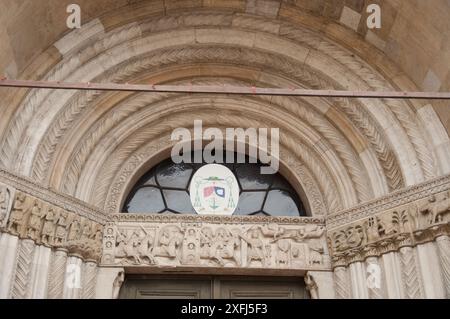 Kathedrale St. Donnino (Detail des Haupteingangs), Fidenza, Emilia Romagna, Italien. San Donnino oder San Donnino Martyre ist ein katholischer chur im romanischen Stil Stockfoto