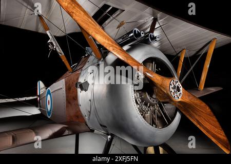 Nahaufnahme eines einmotorigen, einsitzigen Doppelflugzeugs aus dem Ersten Weltkrieg mit Drehmotor, Smithsonian Institution National Air and Space Museum, Washington DC, USA Stockfoto