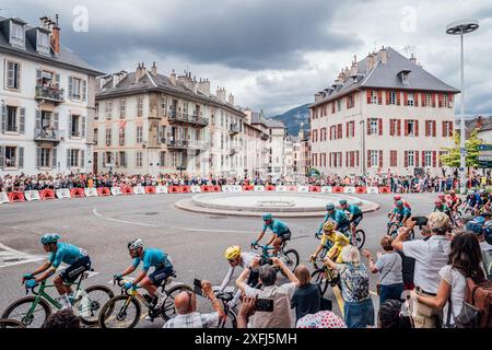 St. Vulbas, Fra. Juli 2024. Bild von Zac Williams/SWpix.com - 03/07/2024 - Radfahren - 2024 Tour de France - Stage 5 Saint-Jean-de-Maurienne nach Saint Vulbas - Frankreich - Mark Cavendish, Astana Qazaqstan. Quelle: SWpix/Alamy Live News Stockfoto