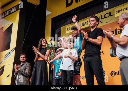 St. Vulbas, Fra. Juli 2024. Bild von Zac Williams/SWpix.com - 03/07/2024 - Radfahren - 2024 Tour de France - Stufe 5: Saint-Jean-de-Maurienne nach Saint Vulbas, Frankreich - Mark Cavendish vom Team Astana Qazaqstan gewinnt heute in Saint Vulbus die 5. Etappe, die 34 er mit der belgischen Fahrradlegende Eddy Merckx auf 35 Etappen erzielte. Quelle: SWpix/Alamy Live News Stockfoto