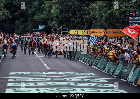 St. Vulbas, Fra. Juli 2024. Bild von Zac Williams/SWpix.com - 03/07/2024 - Radfahren - 2024 Tour de France - Stufe 5: Saint-Jean-de-Maurienne nach Saint Vulbas, Frankreich - Mark Cavendish vom Team Astana Qazaqstan gewinnt heute in Saint Vulbus die 5. Etappe, die 34 er mit der belgischen Fahrradlegende Eddy Merckx auf 35 Etappen erzielte. Quelle: SWpix/Alamy Live News Stockfoto