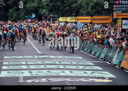 St. Vulbas, Fra. Juli 2024. Bild von Zac Williams/SWpix.com - 03/07/2024 - Radfahren - 2024 Tour de France - Stufe 5: Saint-Jean-de-Maurienne nach Saint Vulbas, Frankreich - Mark Cavendish vom Team Astana Qazaqstan gewinnt heute in Saint Vulbus die 5. Etappe, die 34 er mit der belgischen Fahrradlegende Eddy Merckx auf 35 Etappen erzielte. Quelle: SWpix/Alamy Live News Stockfoto