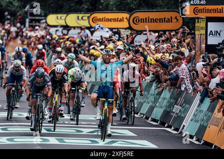 St. Vulbas, Fra. Juli 2024. Bild von Zac Williams/SWpix.com - 03/07/2024 - Radfahren - 2024 Tour de France - Stufe 5: Saint-Jean-de-Maurienne nach Saint Vulbas, Frankreich - Mark Cavendish vom Team Astana Qazaqstan gewinnt heute in Saint Vulbus die 5. Etappe, die 34 er mit der belgischen Fahrradlegende Eddy Merckx auf 35 Etappen erzielte. Quelle: SWpix/Alamy Live News Stockfoto