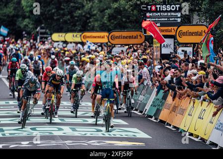 St. Vulbas, Fra. Juli 2024. Bild von Zac Williams/SWpix.com - 03/07/2024 - Radfahren - 2024 Tour de France - Stufe 5: Saint-Jean-de-Maurienne nach Saint Vulbas, Frankreich - Mark Cavendish vom Team Astana Qazaqstan gewinnt heute in Saint Vulbus die 5. Etappe, die 34 er mit der belgischen Fahrradlegende Eddy Merckx auf 35 Etappen erzielte. Quelle: SWpix/Alamy Live News Stockfoto