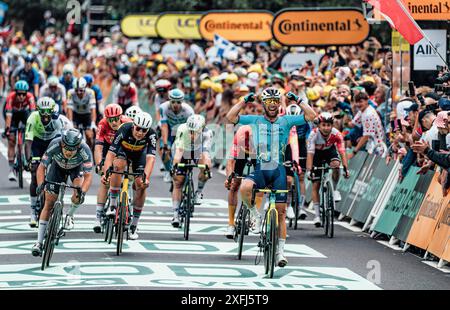 Bild von Zac Williams/SWpix.com - 03/07/2024 - Radfahren - 2024 Tour de France - Stufe 5: Saint-Jean-de-Maurienne nach Saint Vulbas, Frankreich - Mark Cavendish vom Team Astana Qazaqstan gewinnt heute in Saint Vulbus die 5. Etappe, die 34 er mit der belgischen Fahrradlegende Eddy Merckx auf 35 Etappen erzielte. Quelle: SWpix/Alamy Live News Stockfoto