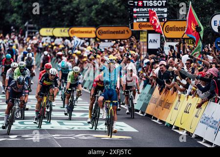 St. Vulbas, Fra. Juli 2024. Bild von Zac Williams/SWpix.com - 03/07/2024 - Radfahren - 2024 Tour de France - Stufe 5: Saint-Jean-de-Maurienne nach Saint Vulbas, Frankreich - Mark Cavendish vom Team Astana Qazaqstan gewinnt heute in Saint Vulbus die 5. Etappe, die 34 er mit der belgischen Fahrradlegende Eddy Merckx auf 35 Etappen erzielte. Quelle: SWpix/Alamy Live News Stockfoto