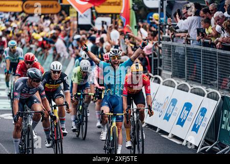 St. Vulbas, Fra. Juli 2024. Bild von Zac Williams/SWpix.com - 03/07/2024 - Radfahren - 2024 Tour de France - Stufe 5: Saint-Jean-de-Maurienne nach Saint Vulbas, Frankreich - Mark Cavendish vom Team Astana Qazaqstan gewinnt heute in Saint Vulbus die 5. Etappe, die 34 er mit der belgischen Fahrradlegende Eddy Merckx auf 35 Etappen erzielte. Quelle: SWpix/Alamy Live News Stockfoto