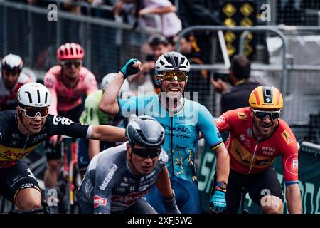 St. Vulbas, Fra. Juli 2024. Bild von Zac Williams/SWpix.com - 03/07/2024 - Radfahren - 2024 Tour de France - Stufe 5: Saint-Jean-de-Maurienne nach Saint Vulbas, Frankreich - Mark Cavendish vom Team Astana Qazaqstan gewinnt heute in Saint Vulbus die 5. Etappe, die 34 er mit der belgischen Fahrradlegende Eddy Merckx auf 35 Etappen erzielte. Quelle: SWpix/Alamy Live News Stockfoto
