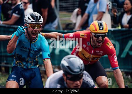 St. Vulbas, Fra. Juli 2024. Bild von Zac Williams/SWpix.com - 03/07/2024 - Radfahren - 2024 Tour de France - Stufe 5: Saint-Jean-de-Maurienne nach Saint Vulbas, Frankreich - Mark Cavendish vom Team Astana Qazaqstan gewinnt heute in Saint Vulbus die 5. Etappe, die 34 er mit der belgischen Fahrradlegende Eddy Merckx auf 35 Etappen erzielte. Quelle: SWpix/Alamy Live News Stockfoto