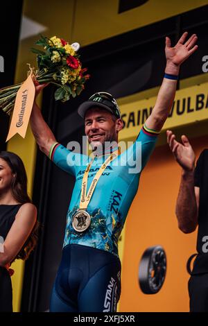 St. Vulbas, Fra. Juli 2024. Bild von Zac Williams/SWpix.com - 03/07/2024 - Radfahren - 2024 Tour de France - Stufe 5: Saint-Jean-de-Maurienne nach Saint Vulbas, Frankreich - Mark Cavendish vom Team Astana Qazaqstan gewinnt heute in Saint Vulbus die 5. Etappe, die 34 er mit der belgischen Fahrradlegende Eddy Merckx auf 35 Etappen erzielte. Quelle: SWpix/Alamy Live News Stockfoto