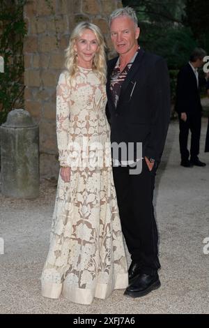 Rom, Italien. Juli 2024. Trudie Styler (L) und Sting (R) nehmen an der Accademia Tedesca di Villa Massimo am roten Teppich des Globo d'Oro 2024-Preises Teil. (Foto: Mario Cartelli/SOPA Images/SIPA USA) Credit: SIPA USA/Alamy Live News Stockfoto