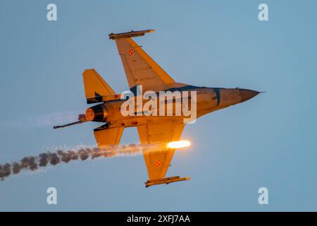 F-16 Tiger Demo Team auf der Antidotum Air Show 2024 in Leszno, Polen Stockfoto