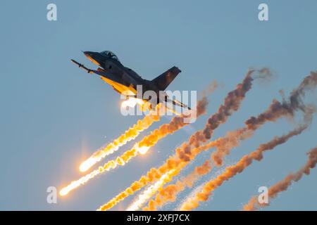 F-16 Tiger Demo Team auf der Antidotum Air Show 2024 in Leszno, Polen Stockfoto