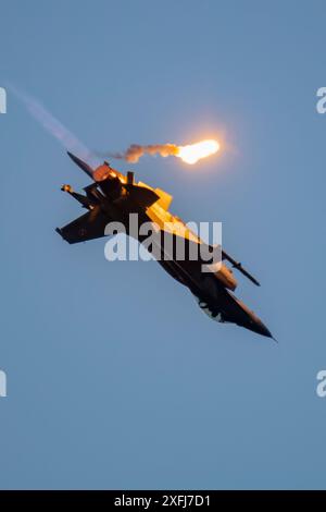 F-16 Tiger Demo Team auf der Antidotum Air Show 2024 in Leszno, Polen Stockfoto