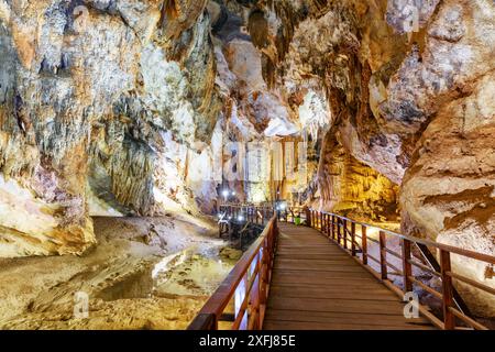 Hölzerner Fußweg durch den natürlichen unterirdischen Korridor in der Paradise Cave (Thien Duong Cave) im Phong Nha-Ke Bang Nationalpark in Vietnam. Stockfoto