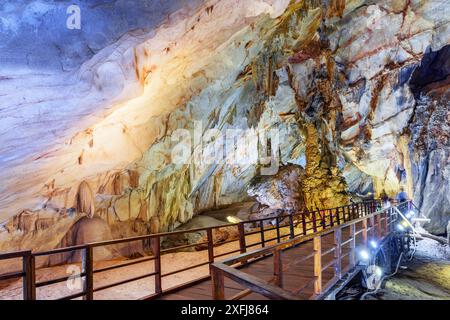 Hölzerner Fußweg durch den natürlichen unterirdischen Korridor in der Paradise Cave (Thien Duong Cave) im Phong Nha-Ke Bang Nationalpark in Vietnam. Stockfoto