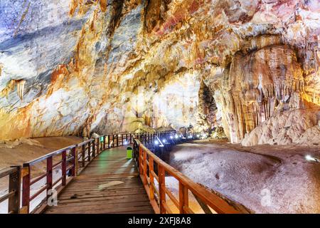 Hölzerner Fußweg durch den natürlichen unterirdischen Korridor in der Paradise Cave (Thien Duong Cave) im Phong Nha-Ke Bang Nationalpark in Vietnam. Stockfoto
